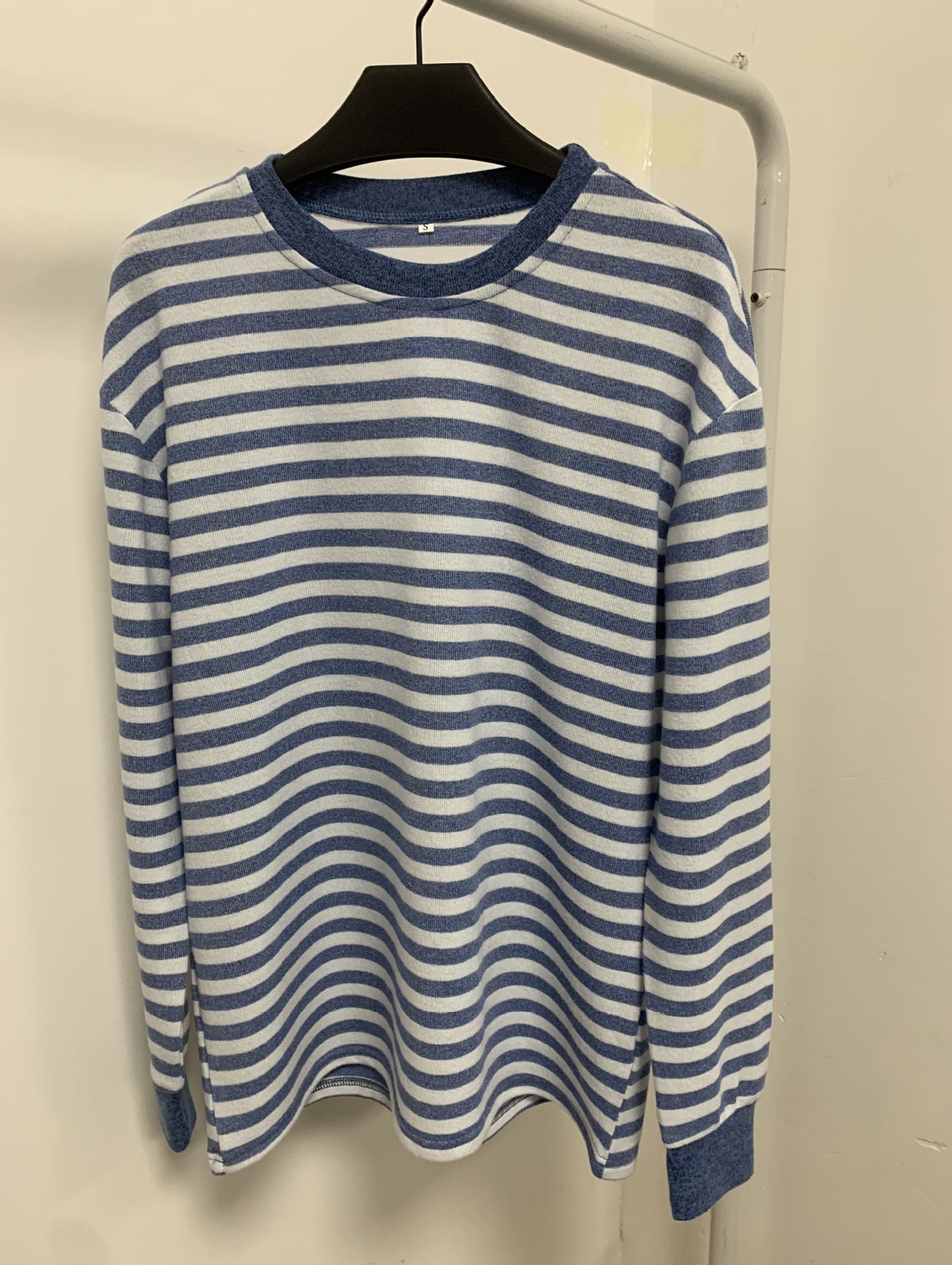 Bequemes Damen-Langarmshirt im Streifen-Design mit Rundhalsausschnitt, Größe