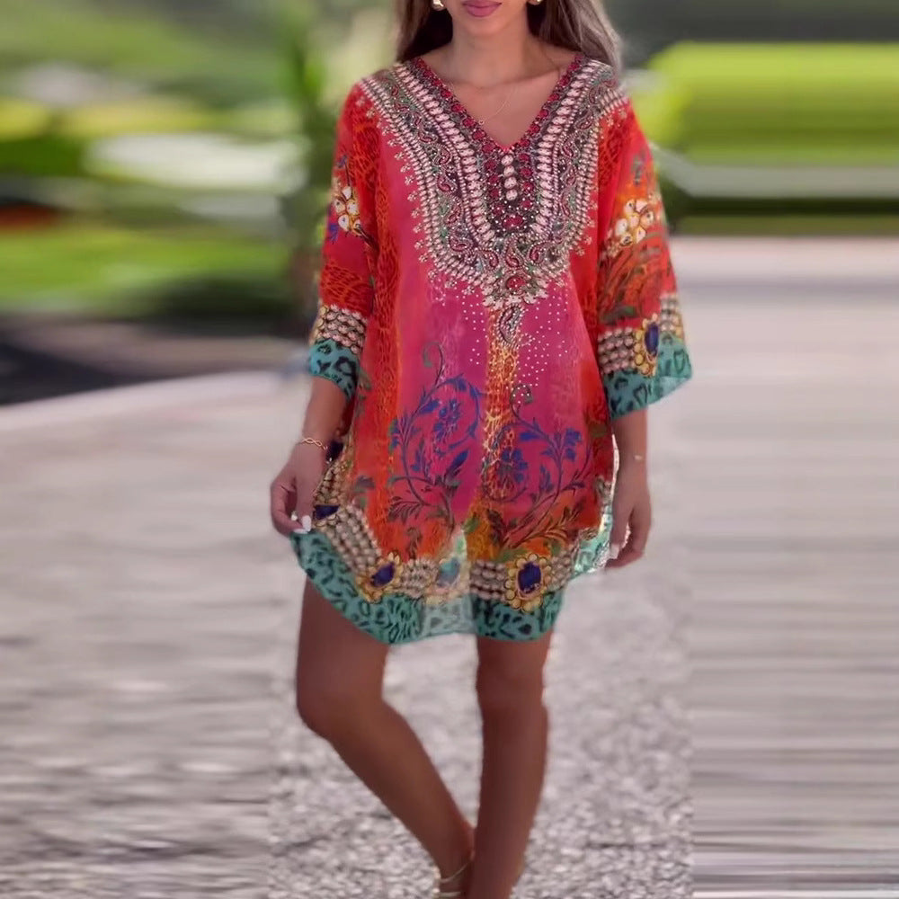 Damen-Strandkleid im farbenfrohen Boho-Stil mit verspieltem Design und tiefem V-Ausschnitt, Größe [size]