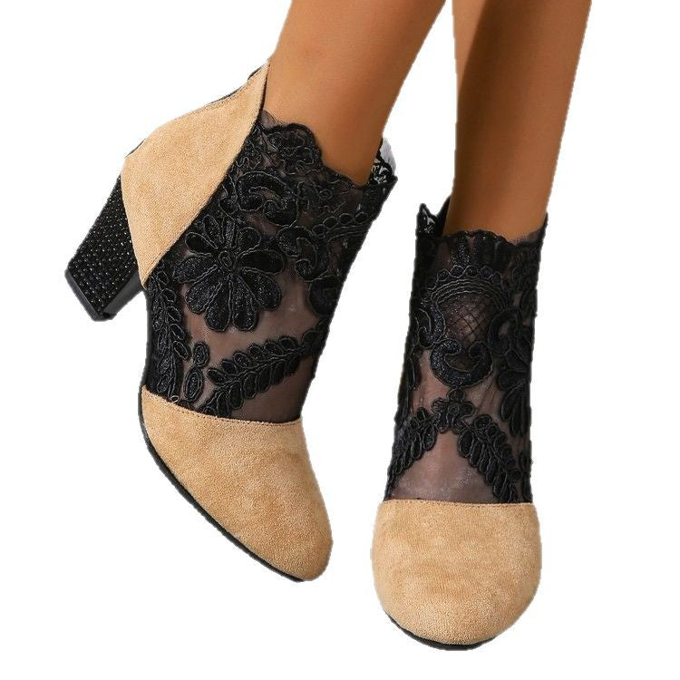 Damen Stiefeletten mit romantischem Spitzenobermaterial und bequemem Blockabsatz, Größe S