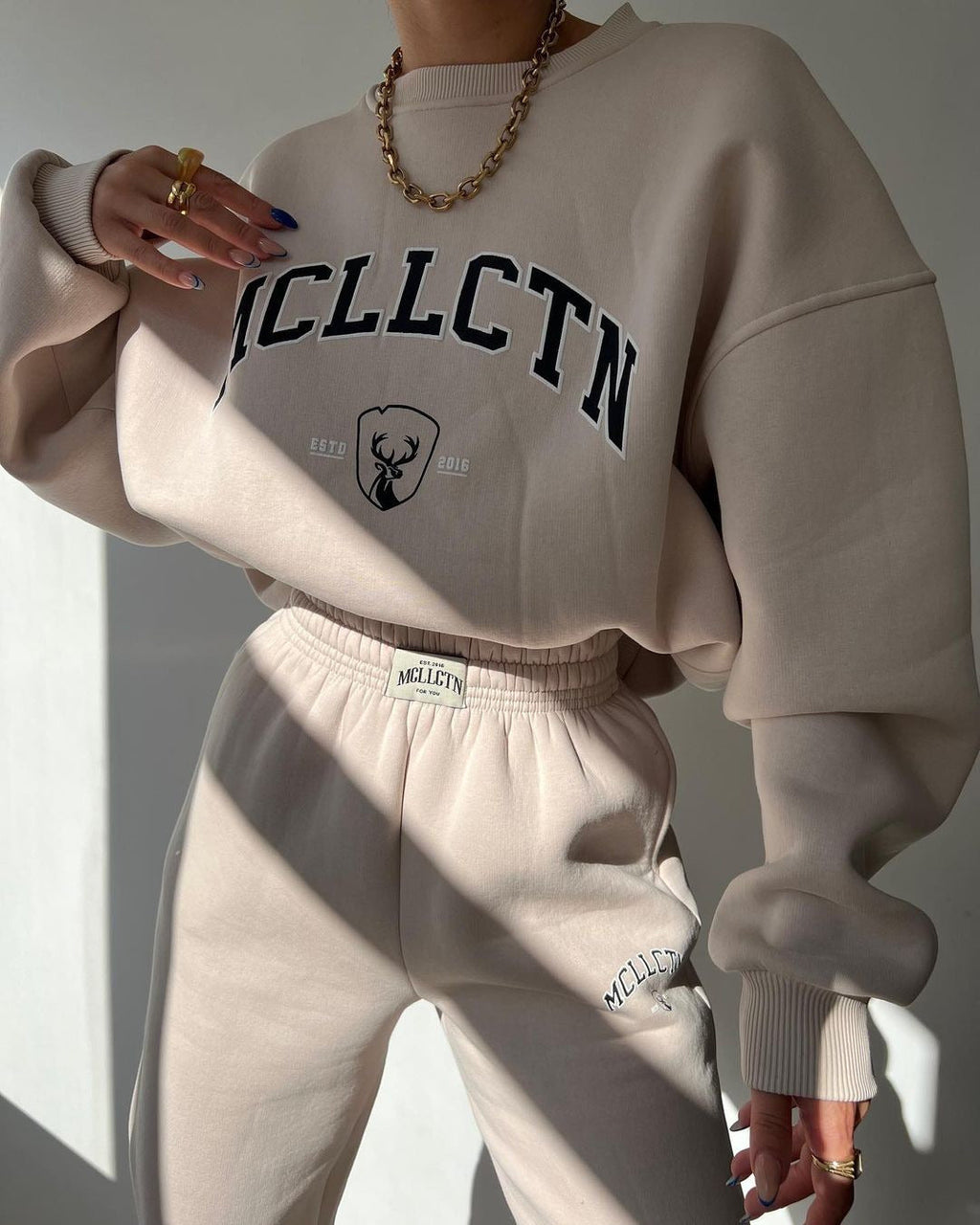 Women's sporty set with high-quality sweatshirt and comfortable jogging pants, size [size missing]