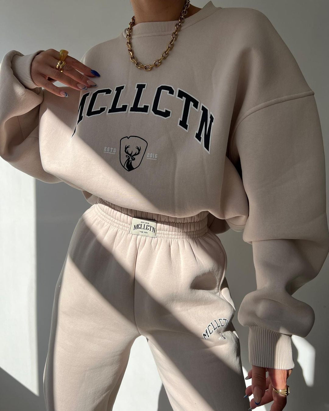 Women's sporty set with high-quality sweatshirt and comfortable jogging pants, size [size missing]