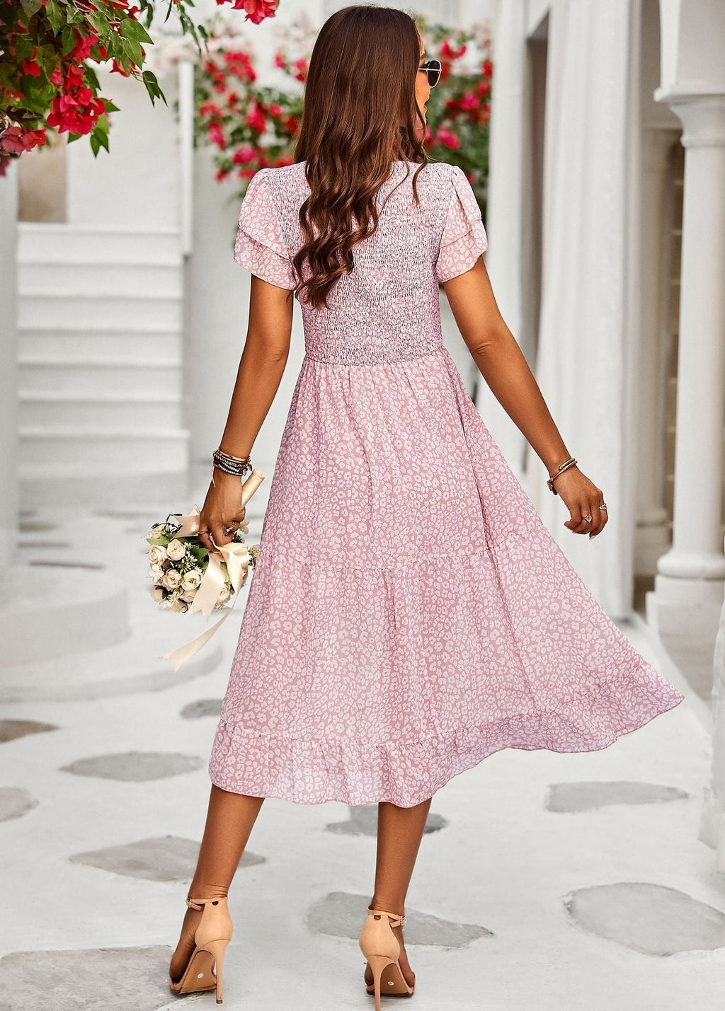 Valenzora | V-Ausschnitt, kurze Ärmel, ausgestelltes Midikleid