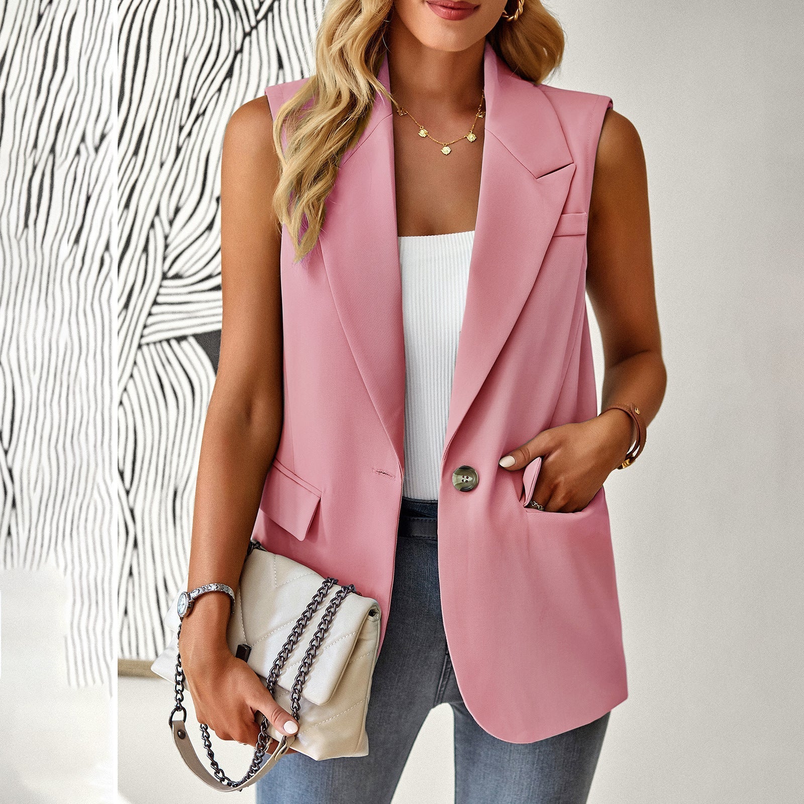 Women's casual sleeveless blazer with a tailored cut and elegant pockets, size S