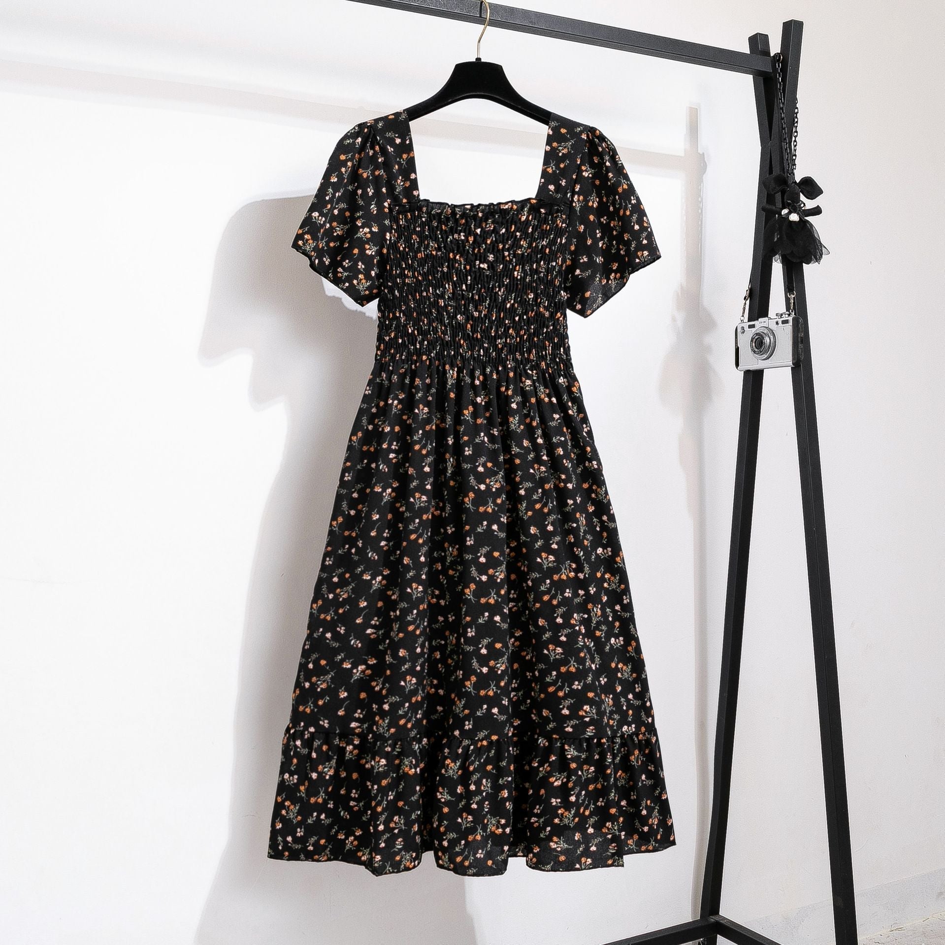 Women's floral print midi dress with elasticated waist and voluminous skirt, size [size]