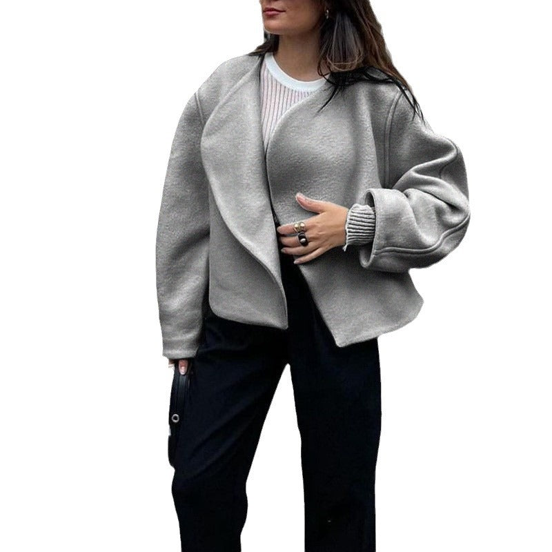 Kurze Damenjacke aus kuscheligem Material mit weitem Schnitt und eleganten Details, Größe S