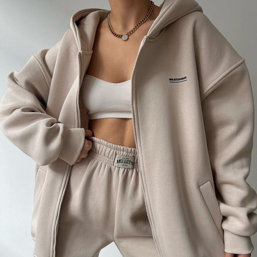 Women's casual oversized hoodie with full-length zipper and practical kangaroo pockets, size S