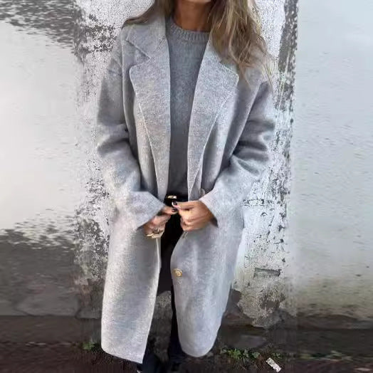 Women's cozy wool coat with large buttons and fashionable cut