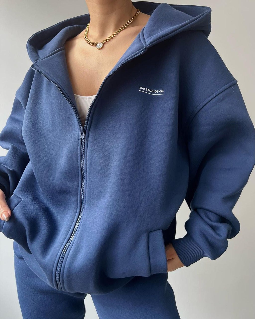 Women's casual oversized hoodie with full-length zipper and practical kangaroo pockets, size S