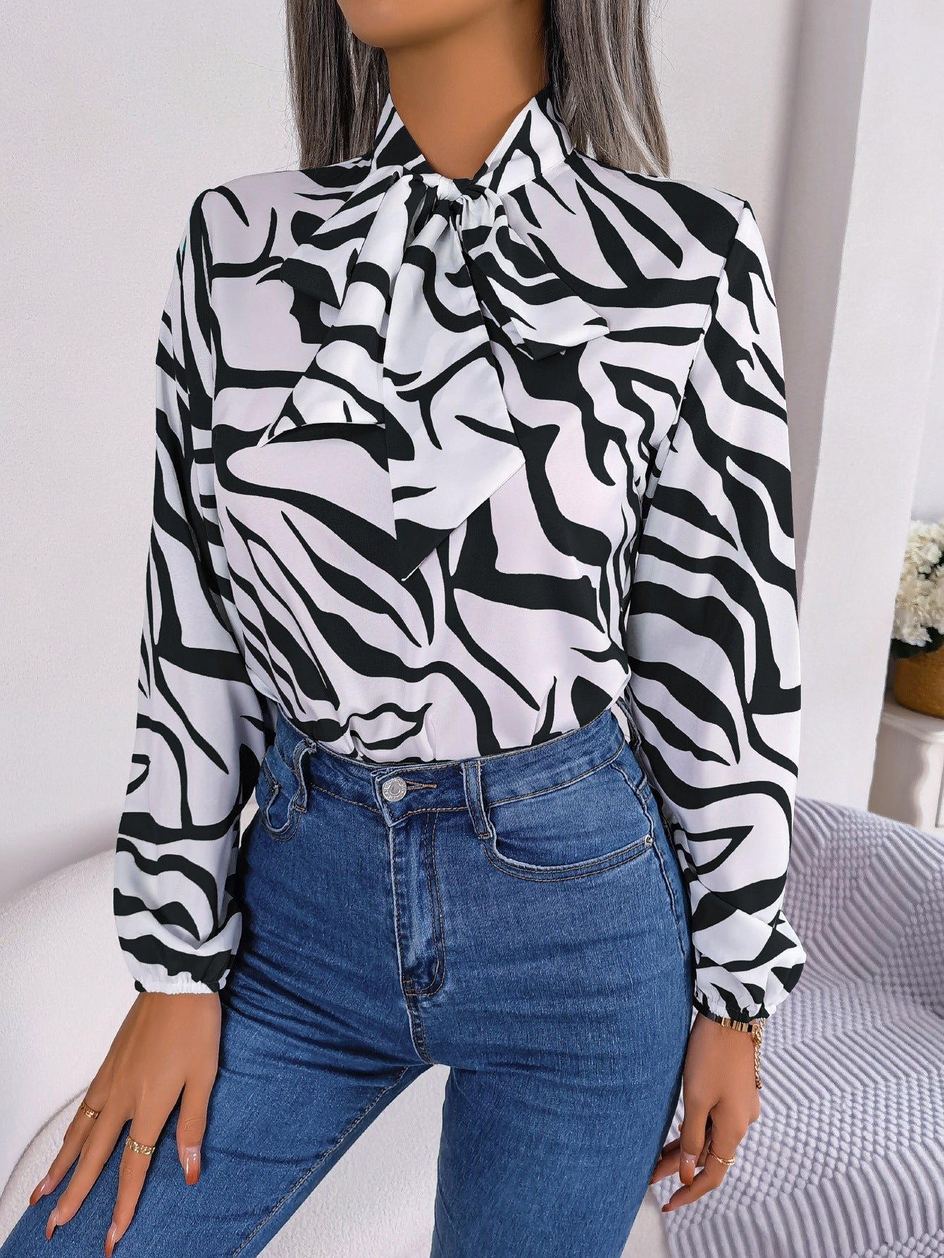 Damenbluse mit modischem Zebramuster und elegantem Schleifenkragen, Größe