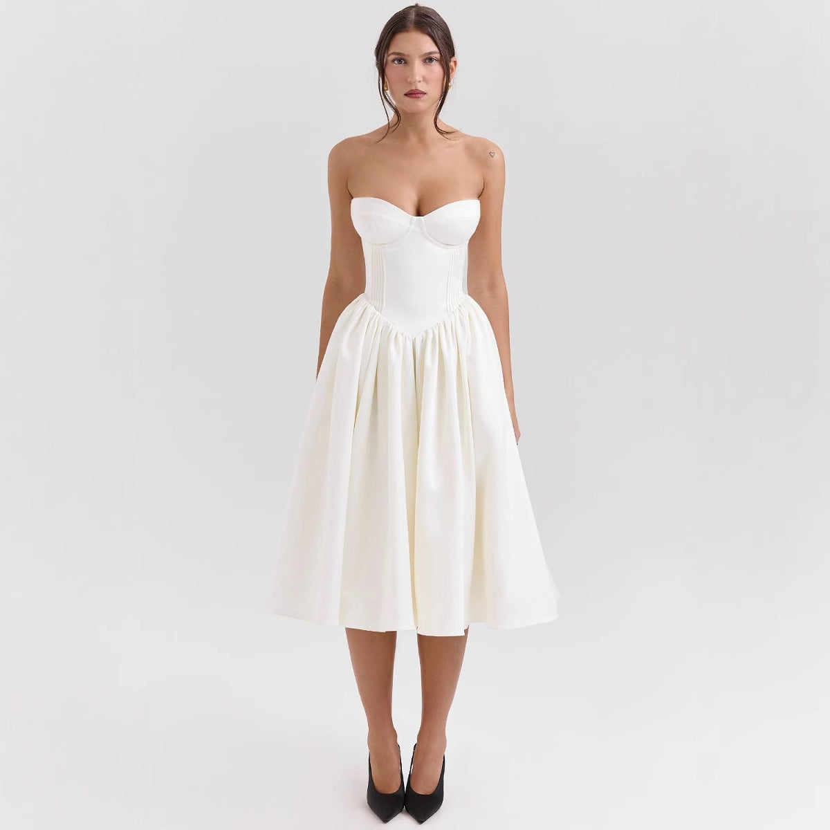 Women's evening dress with strapless design and voluminous skirt, size