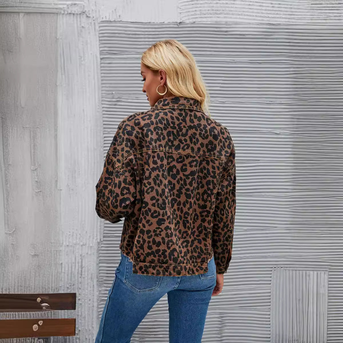 Damen-Jeansjacke im trendigen Leo-Print-Design mit coolem Schnitt und lässigen Details, Größe S