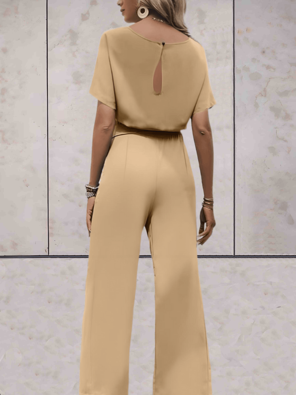 Valenzora - Jumpsuit mit Gürtel und kurzen Ärmeln