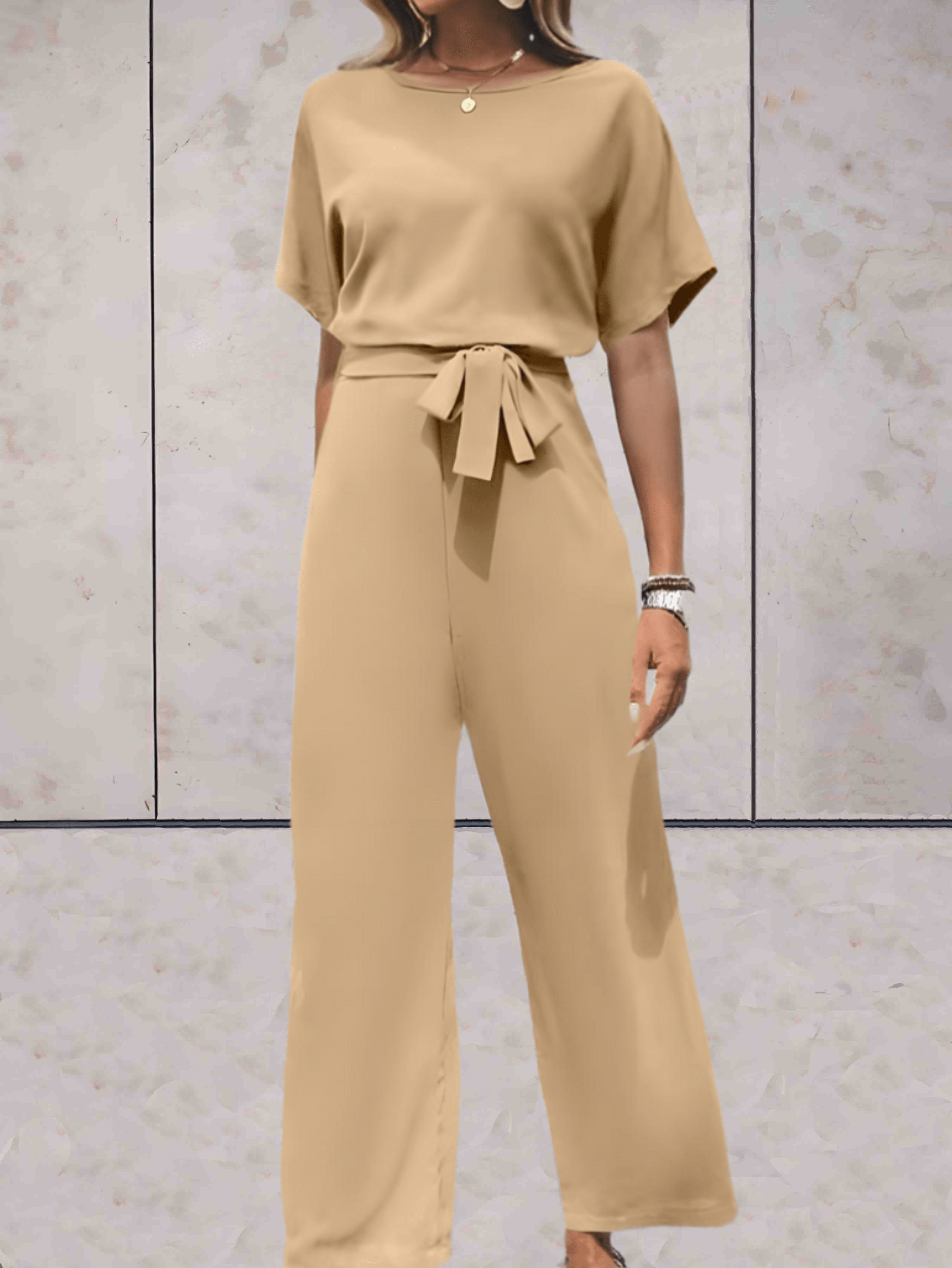 Valenzora - Jumpsuit mit Gürtel und kurzen Ärmeln