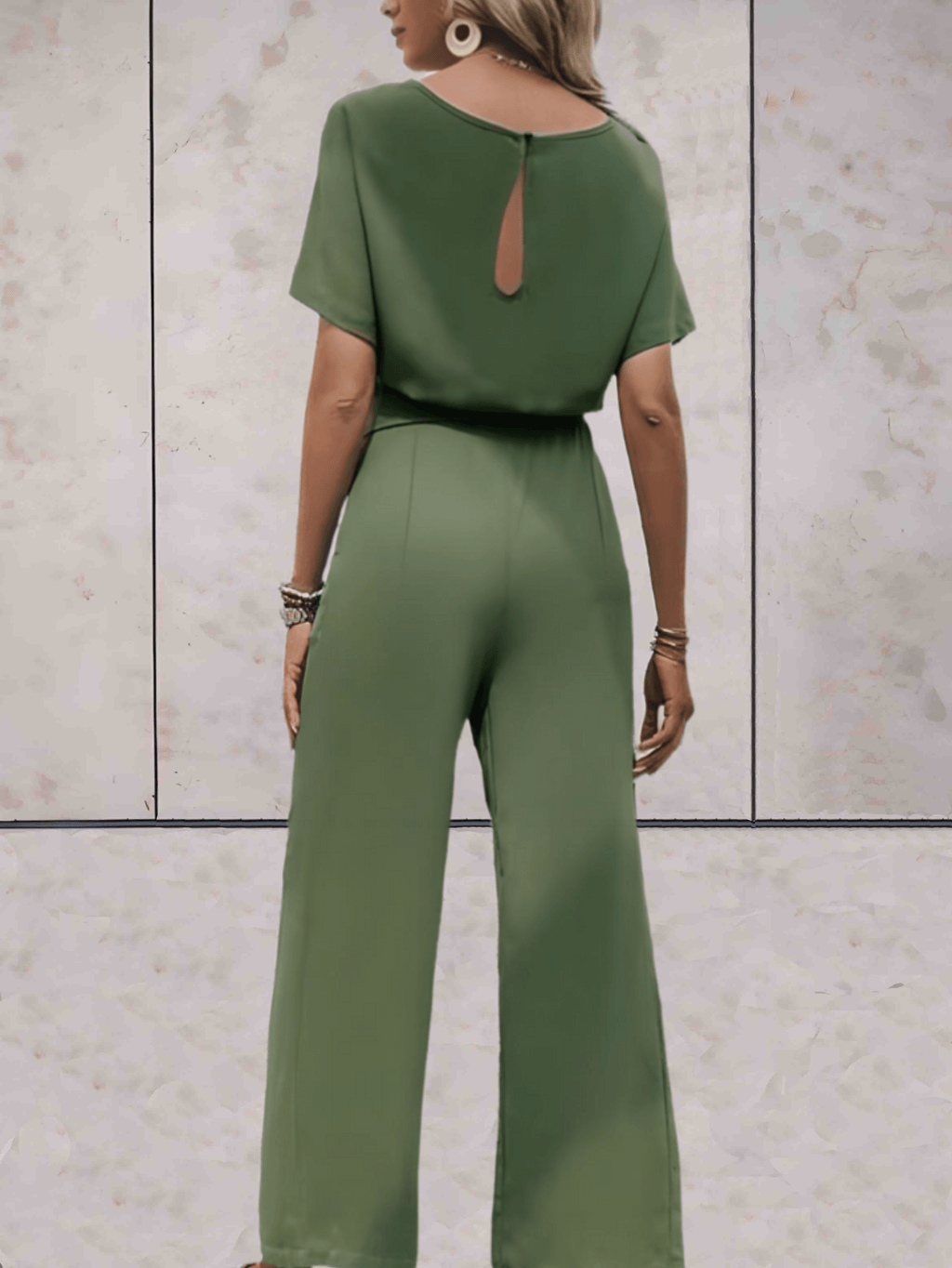 Valenzora - Jumpsuit mit Gürtel und kurzen Ärmeln