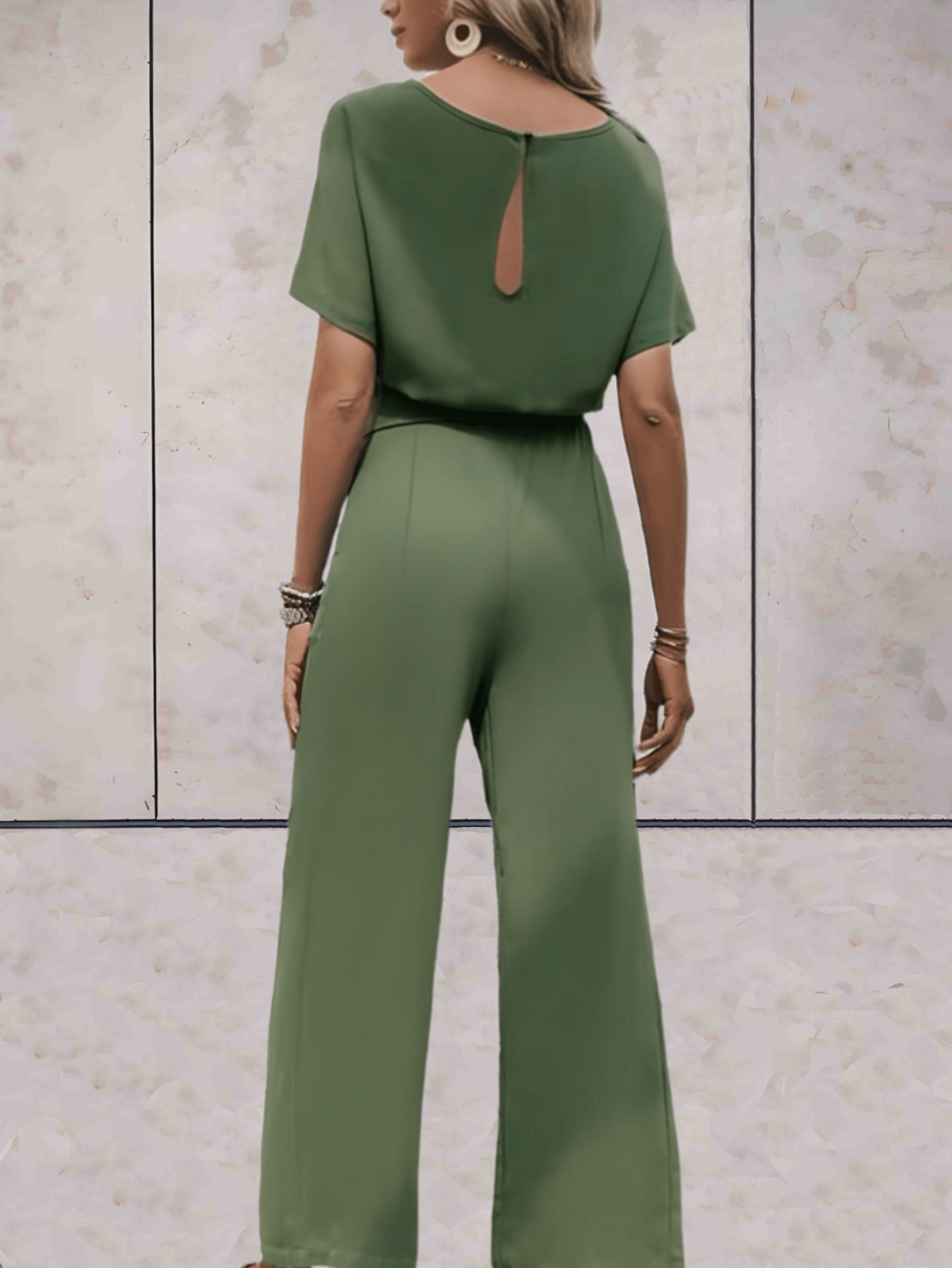 Valenzora - Jumpsuit mit Gürtel und kurzen Ärmeln