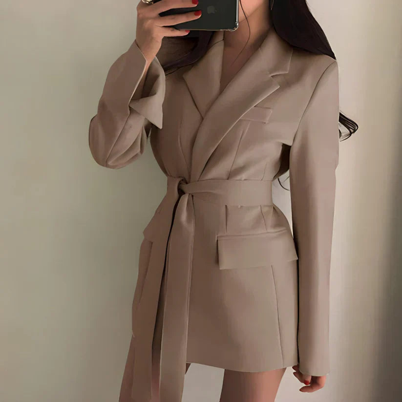 Valenzora | Elegant blazer with belt