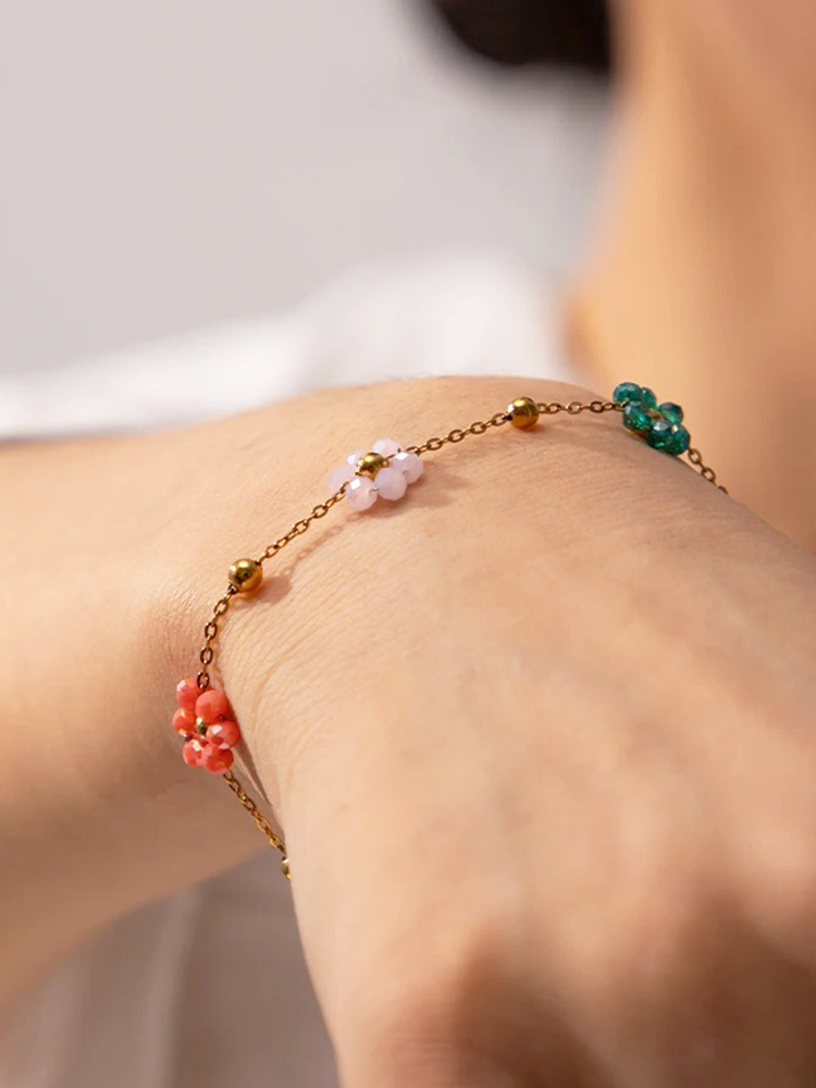Valenzora | Gold Flower Bracelet for Cheerful Looks