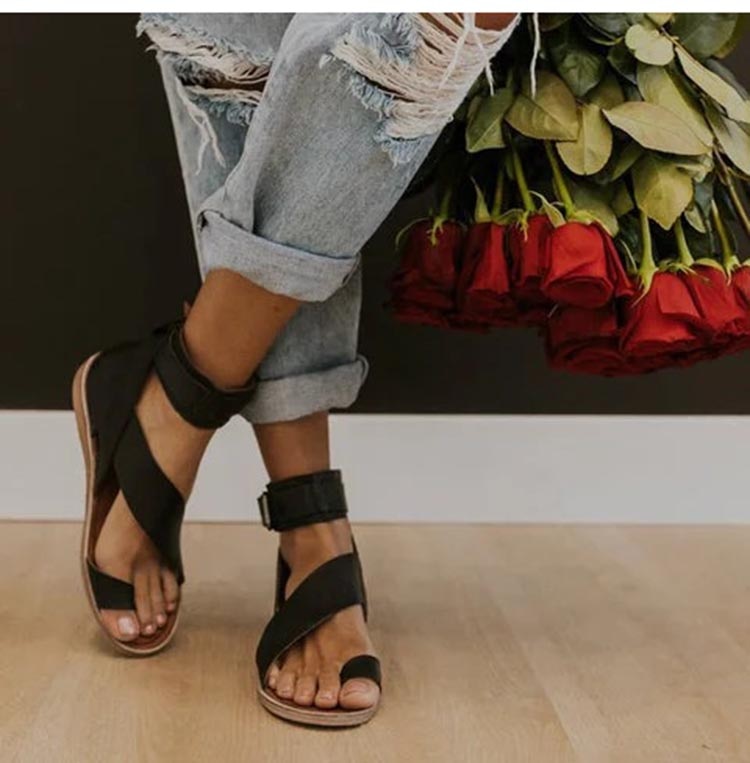 Valenzora | Sandals with cross strap and toe ring