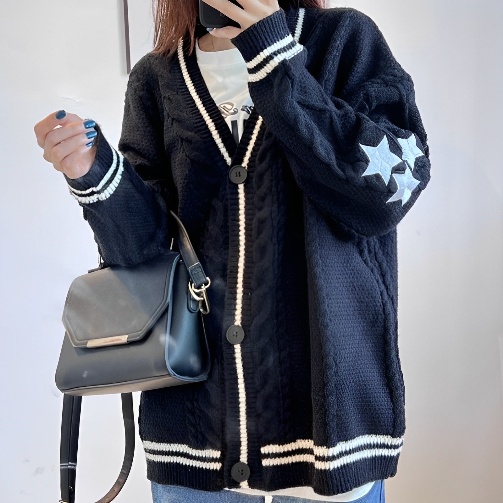 Caramelfarbener Cardigan – warm mit stilvoller Stickerei
