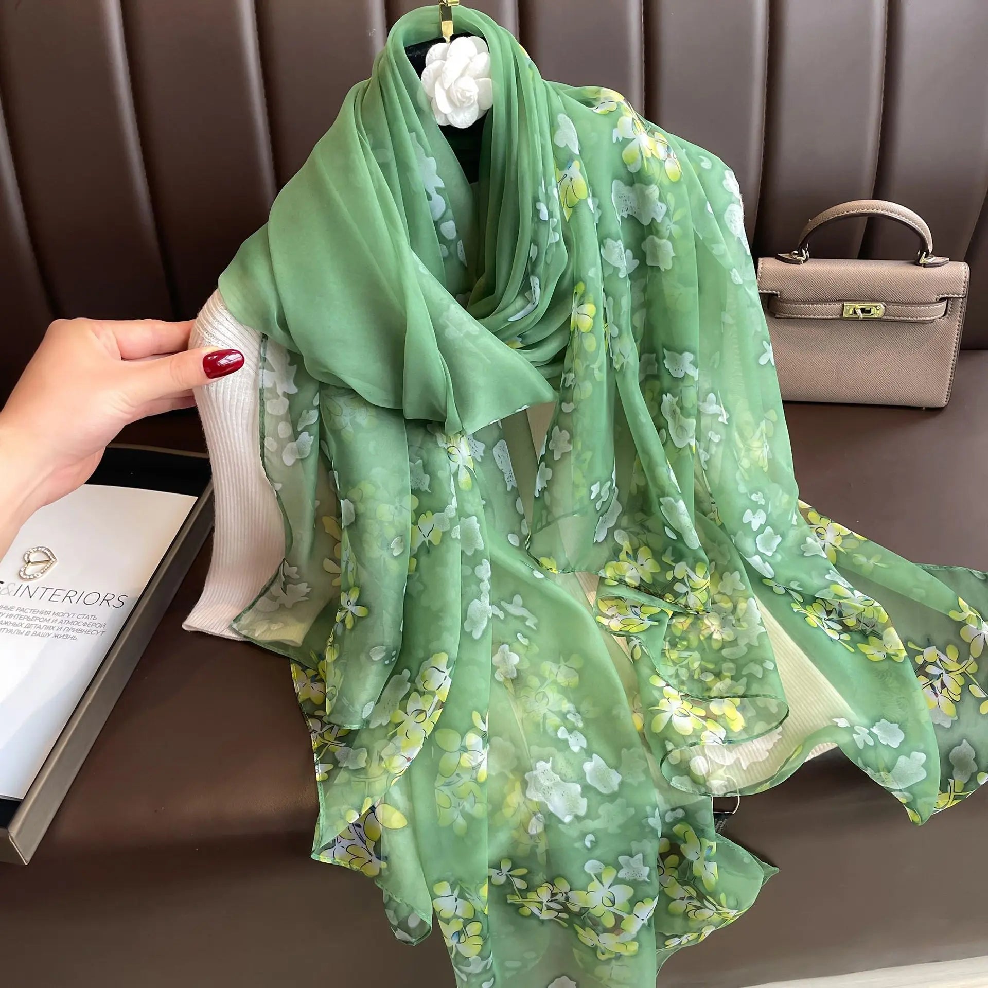 Valenzora | Silk scarf with elegant design and soft texture for cold days. Style