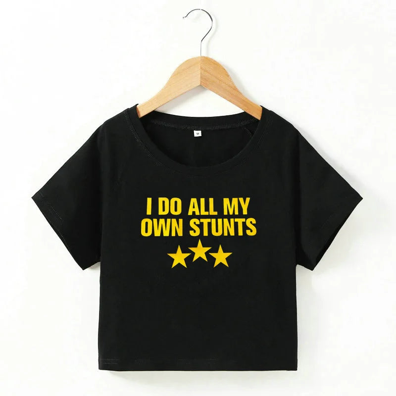 Valenzora | Cropped T-Shirt mit "I do all my own stunts"-Aufdruck für Damen