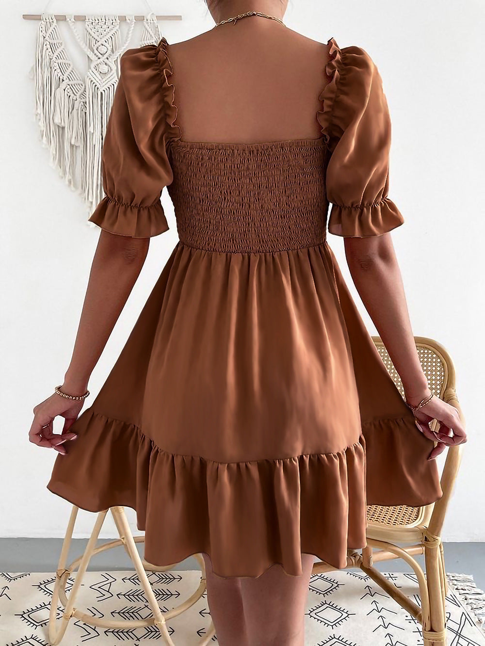 Valenzora – Braunes Minikleid mit Puffärmeln