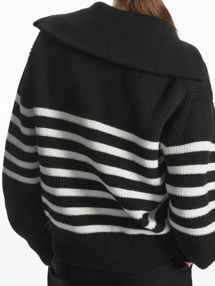 Damen-Pullover mit breitem Rollkragen und gestreiftem Revers