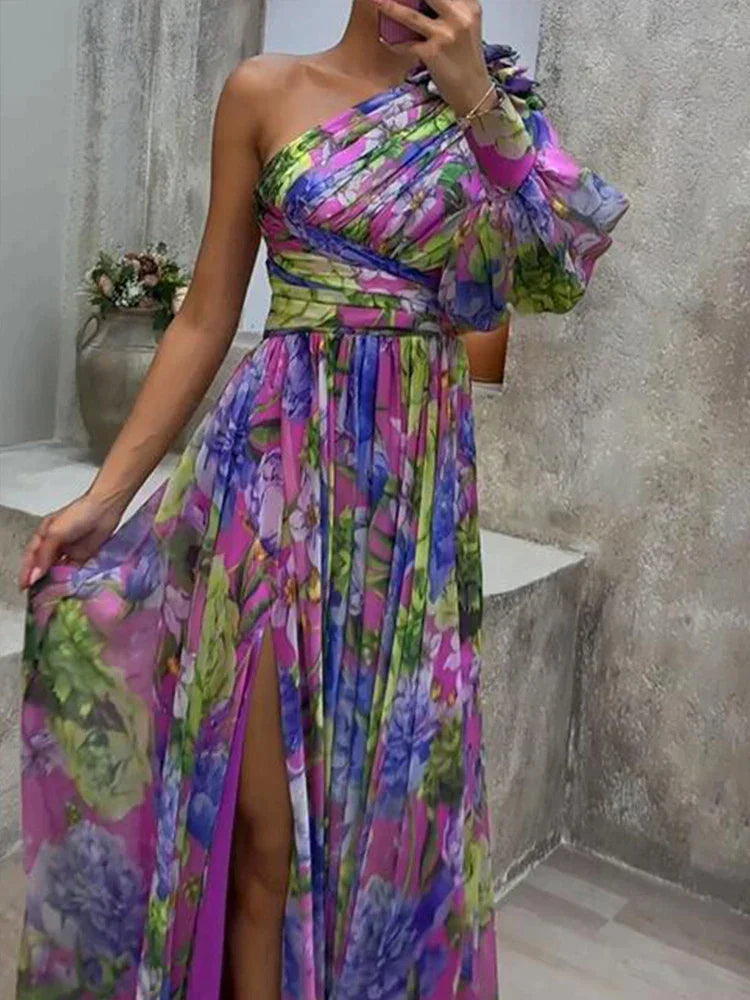 Valenzora | Maxi-Kleid mit sexy Seitenschlitz und einem Ärmel in lila Print