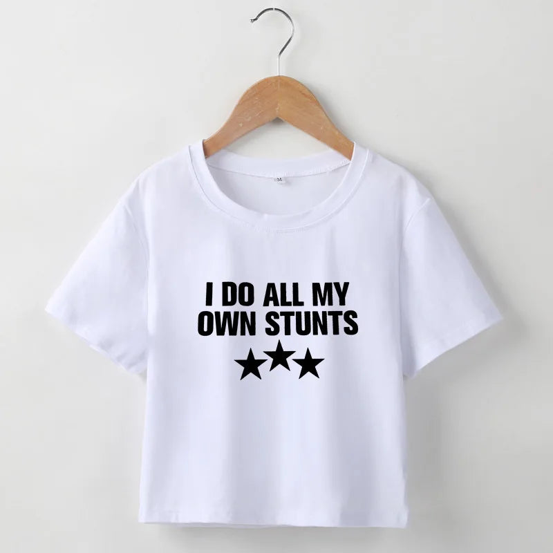 Valenzora | Cropped T-Shirt mit "I do all my own stunts"-Aufdruck für Damen