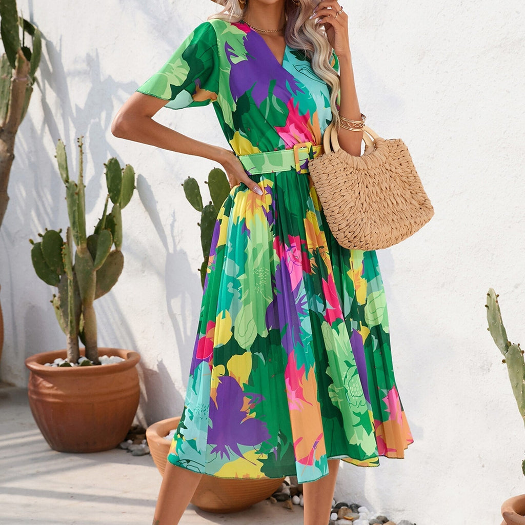 Faltenkleid mit Blumenmuster und Gürtel | Stylisches Wickeldesign und kurze Ärmel
