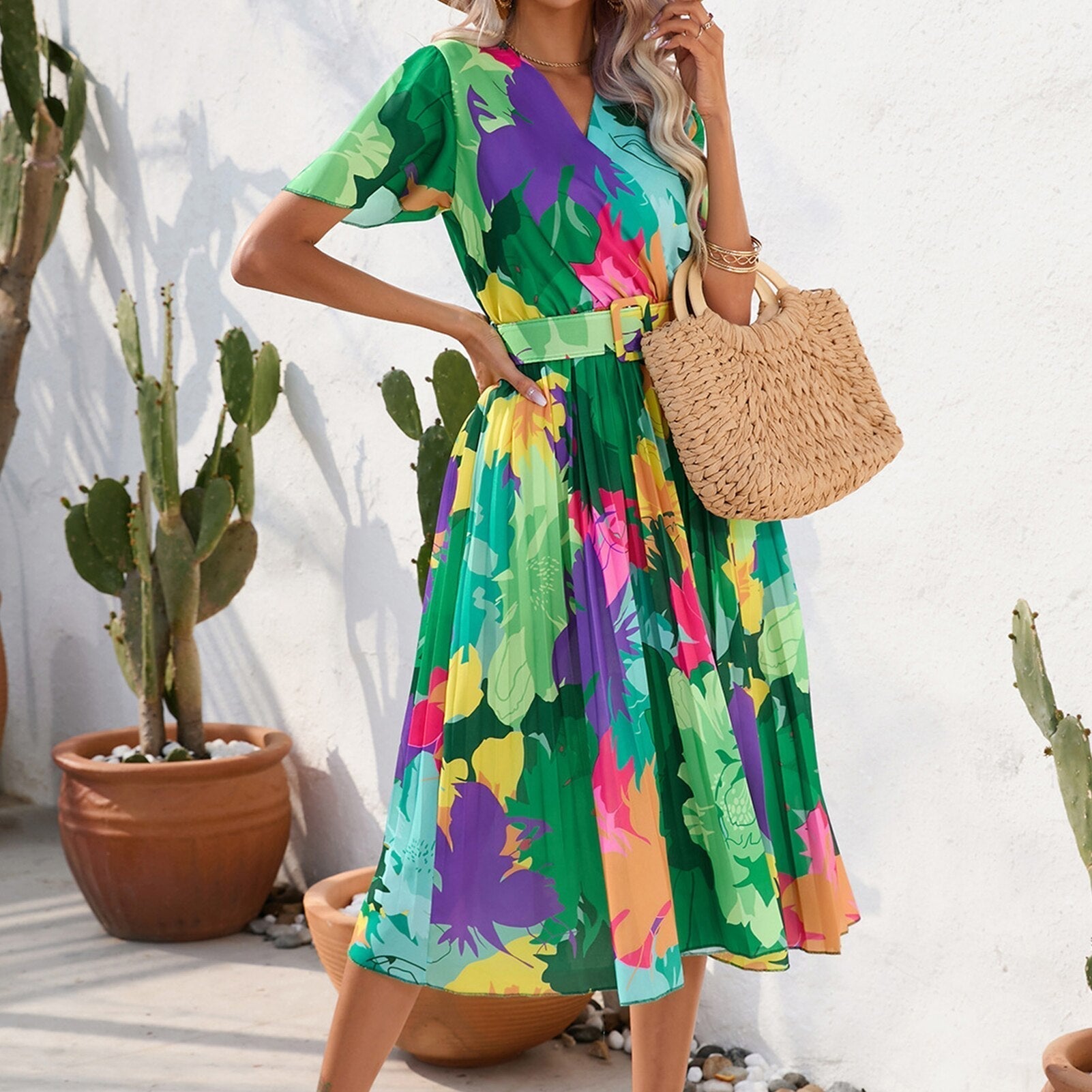Faltenkleid mit Blumenmuster und Gürtel | Stylisches Wickeldesign und kurze Ärmel