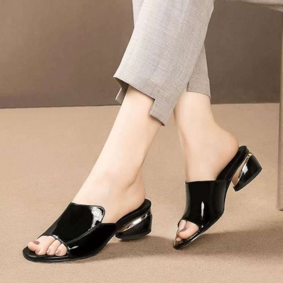 Valenzora | Elegant mules with a glossy finish