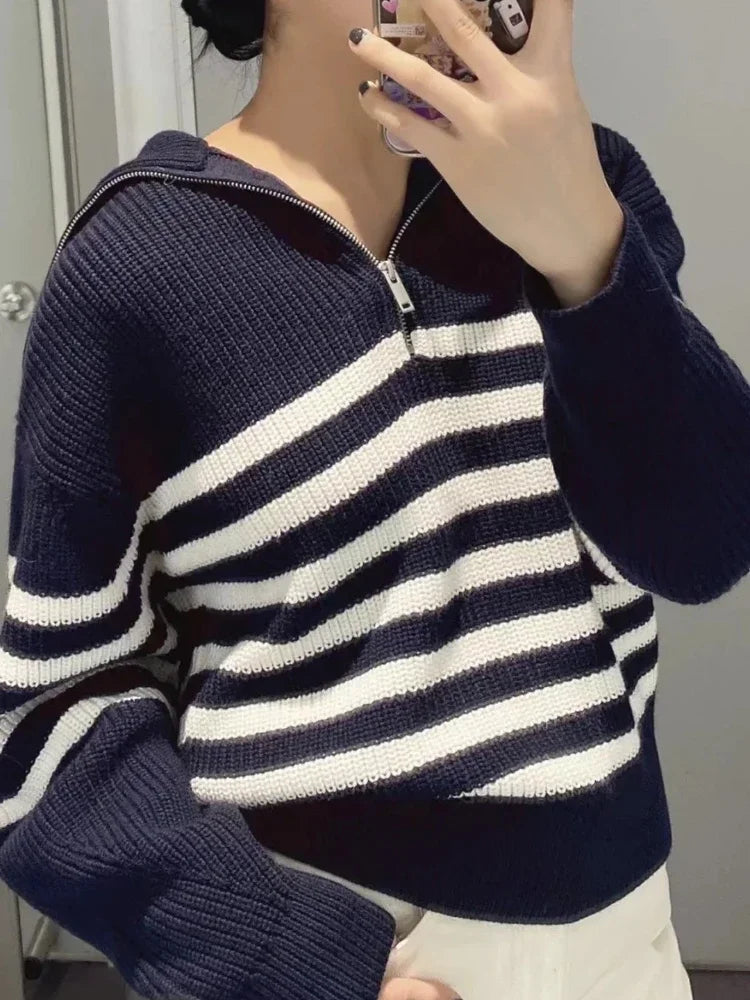 Damen-Pullover mit breitem Rollkragen und gestreiftem Revers