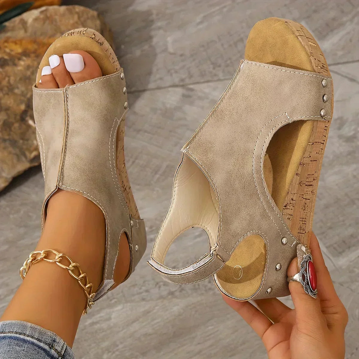 – Elegante und bequeme Keilsandalen