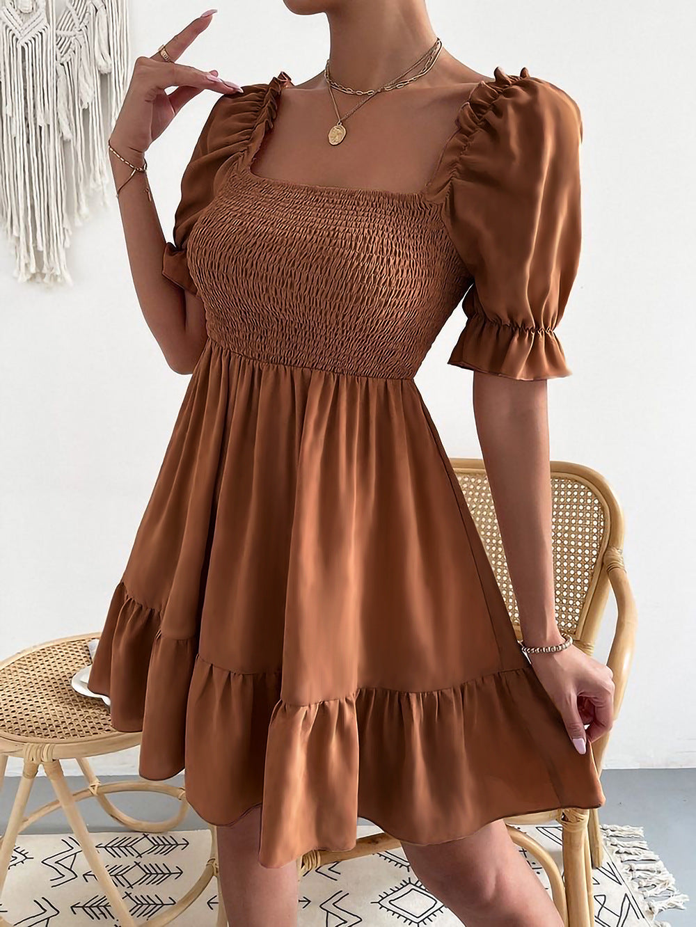 Valenzora – Braunes Minikleid mit Puffärmeln