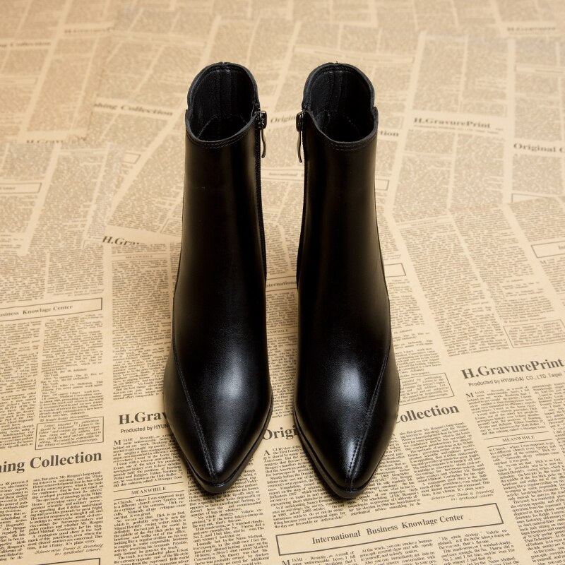 Valenzora Women's ankle boots in style - Slim silhouette for timeless elegance