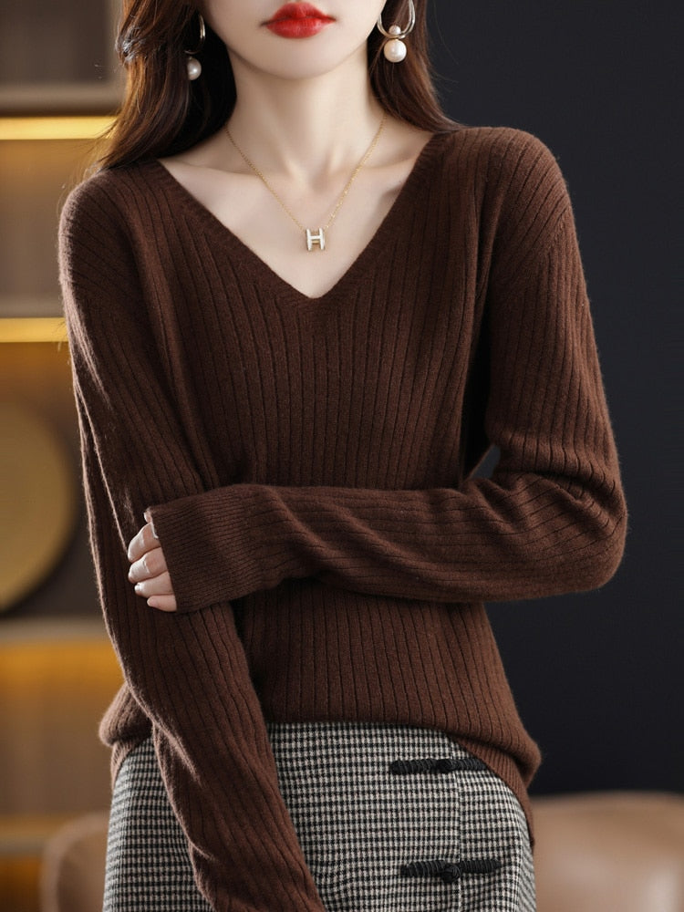 Valenzora - V-neck knitted sweater - Women's elegant patterned sweater