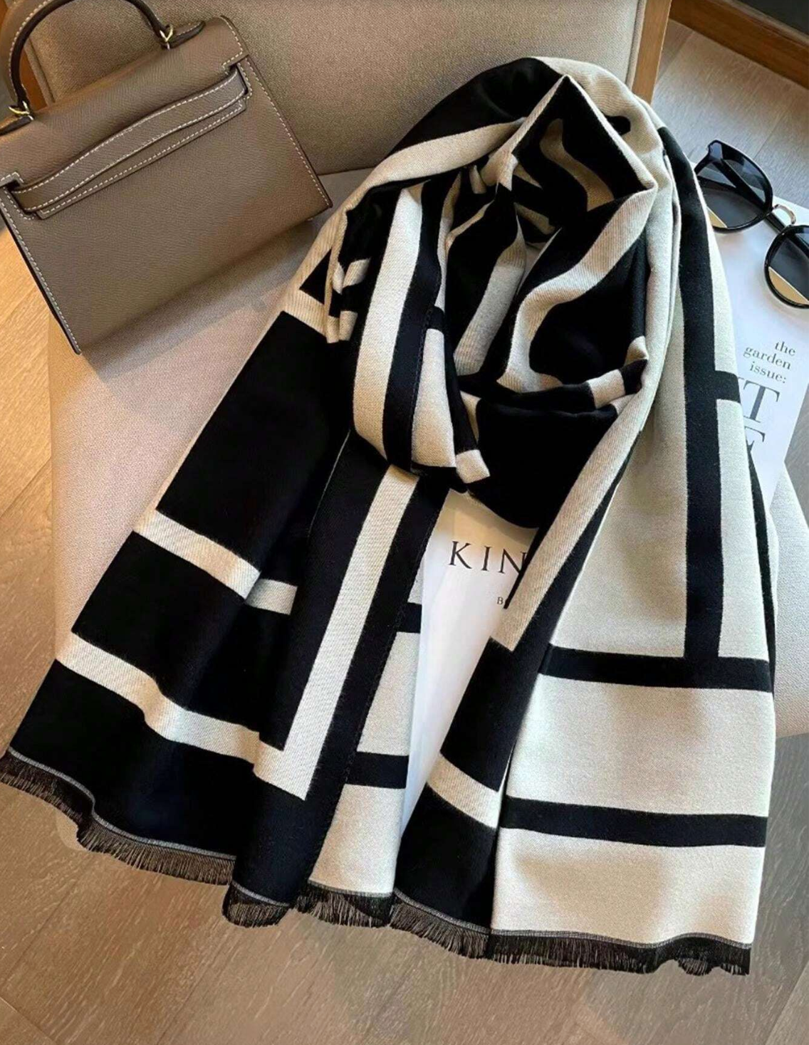 Valenzora | Timeless graphic scarf