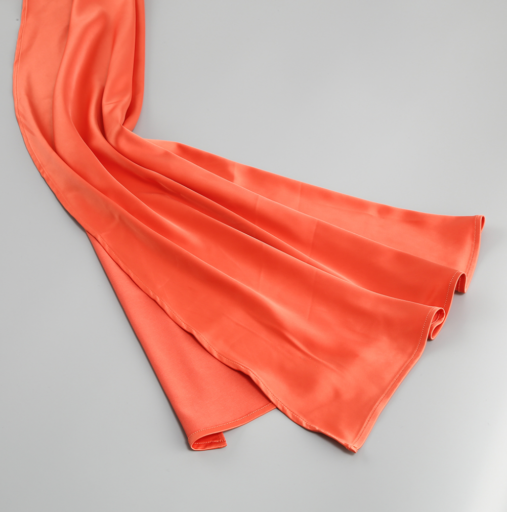 Satin-Minikleid mit seitlichem Überrock