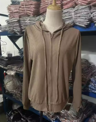 Damen Kapuzenpullover in gerippter Textur mit praktischen Knöpfen, Größe S