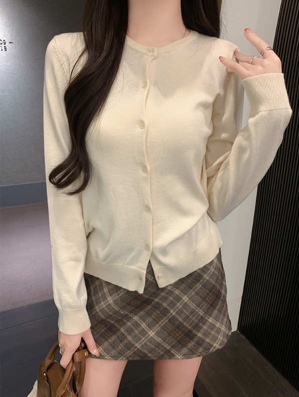 Damenstrickjacke mit Knopfleiste und elegantem Rundhalsausschnitt, Größe