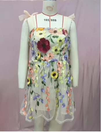 Valenzora | Cocktailkleid mit Blumenapplikationen