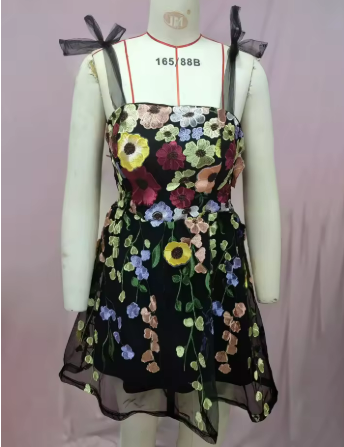 Valenzora | Cocktailkleid mit Blumenapplikationen