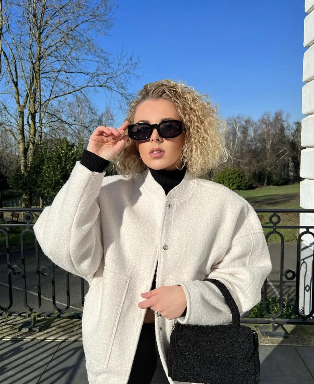 Valenzora - Oversized wool coat with round neck and buttons