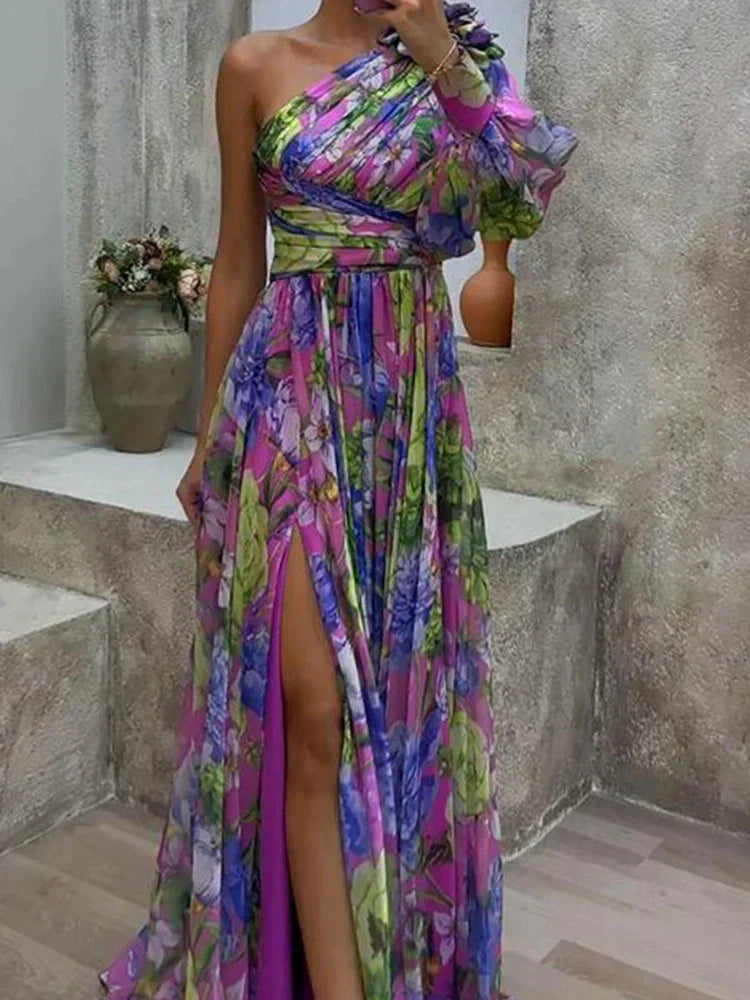 Valenzora | Maxi-Kleid mit sexy Seitenschlitz und einem Ärmel in lila Print