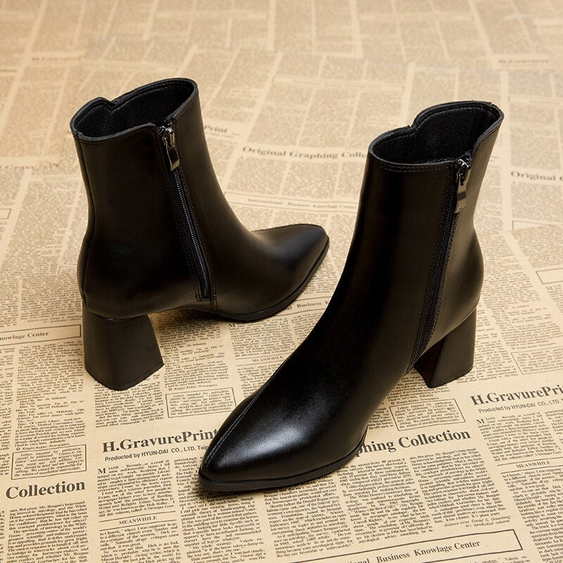 Valenzora Women's ankle boots in style - Slim silhouette for timeless elegance