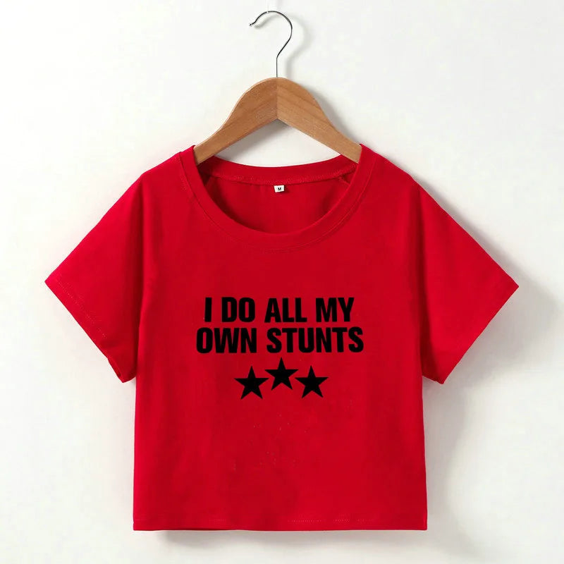 Valenzora | Cropped T-Shirt mit "I do all my own stunts"-Aufdruck für Damen