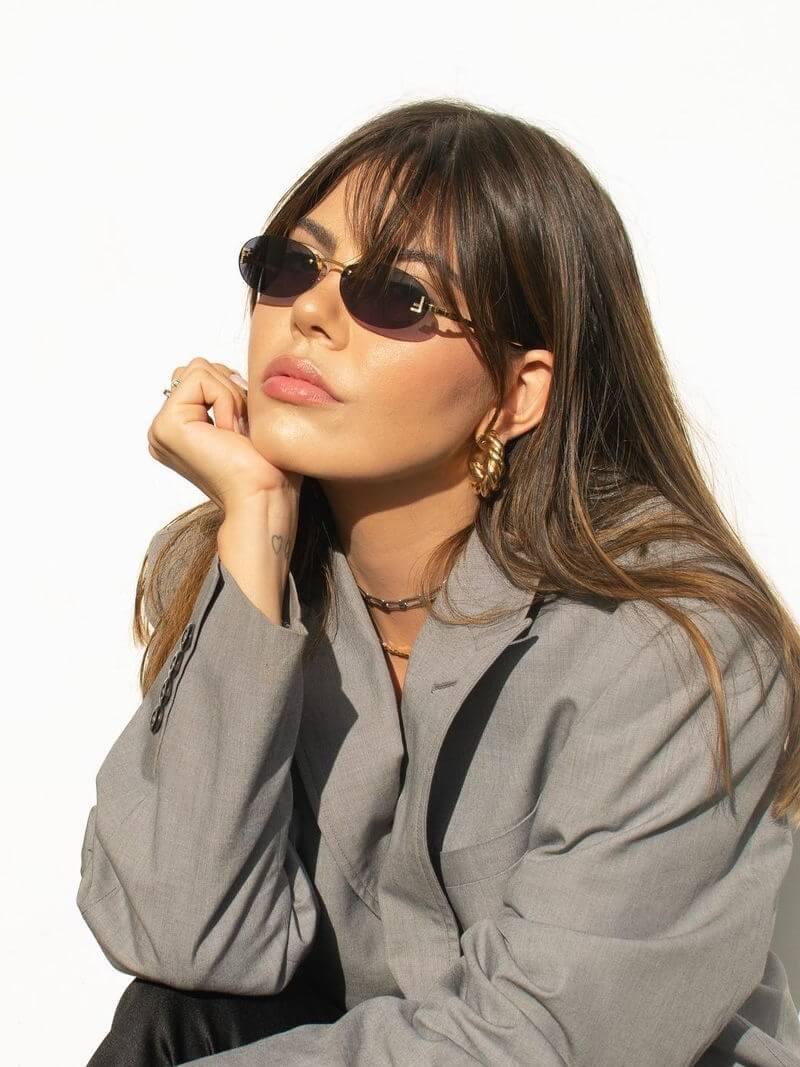 Valenzora | Oval sunglasses with golden accents and subtle stones