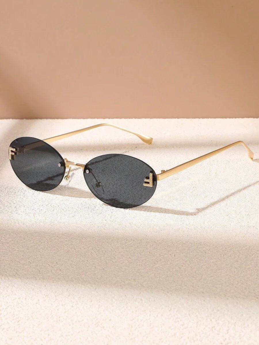 Valenzora | Ovale Sonnenbrille mit goldenen Akzenten und dezenten Steinen