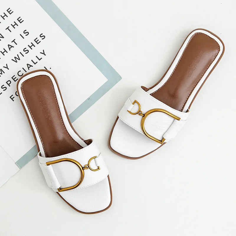 Valenzora – Damen-Lederslipper mit Karree-Zehenpartie: Designer-Flats mit Metallverzierung, Outdoor-Flip-Flops, Gummisohle